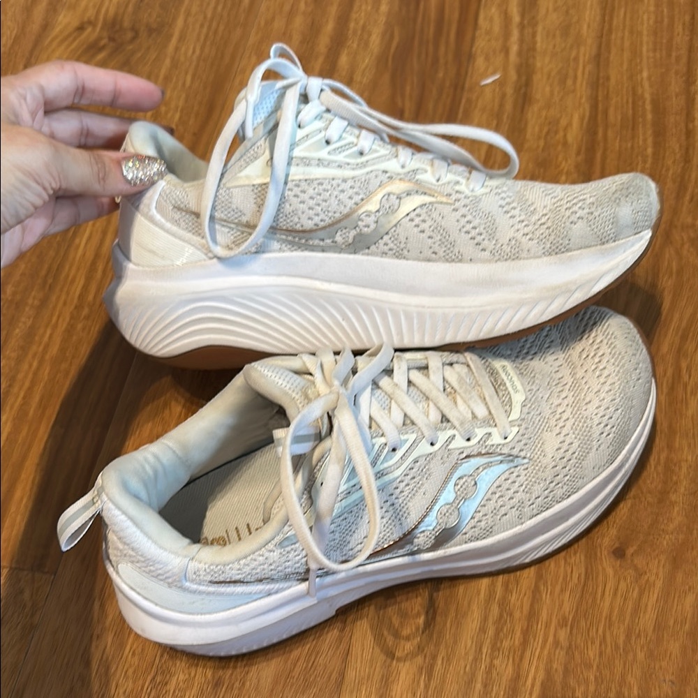 Women’s White Saucony Form Fit Sneakers 6.5